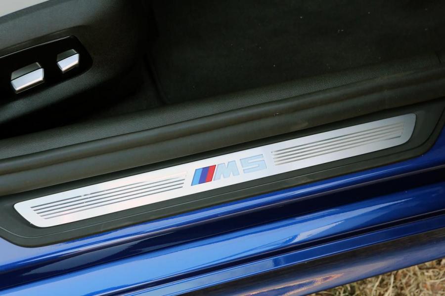 Детали интерьера BMW M5 (F90) 2018 года  (JP) (фото 16 из 33)